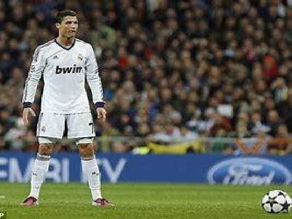 Ronaldo chuẩn bị cho cú sút phạt